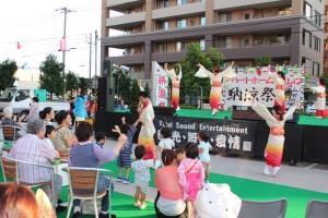 「縁結び」の皆さんの踊りに子供たちも興奮！