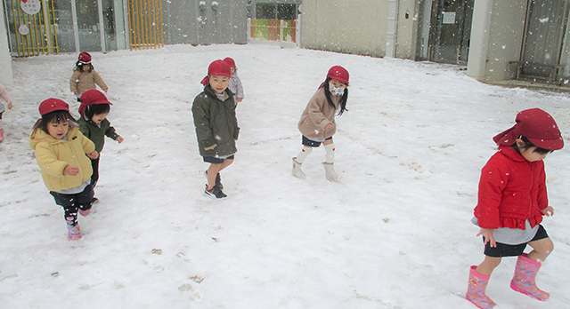 画像：雪遊び